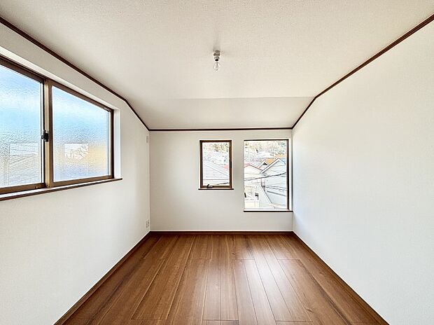 2面採光の洋室。窓から入り込む陽光がお部屋全体を優しく包み込みます！