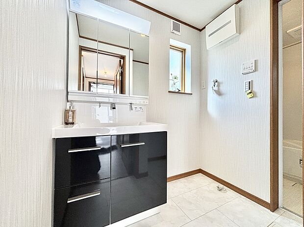 小窓がついているので湿気の多い場所でも換気が十分行えます。毎日の身支度を気持ち良く！