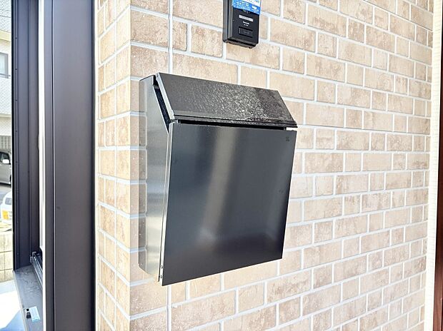 シンプルデザインのポスト。