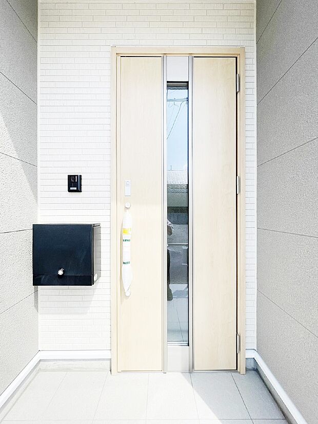 玄関前は雨が降っても濡れにくい屋根付き