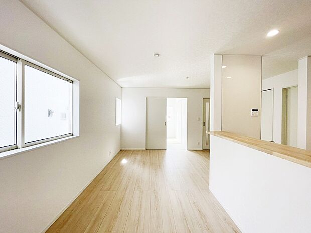 たっぷりの陽光と風を感じられるリビング