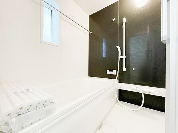 一日の疲れを癒してくれる明るい清潔感のあるバスルーム