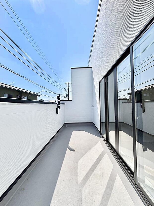 ゆったりバルコニーだから沢山お洗濯ものを干せます。