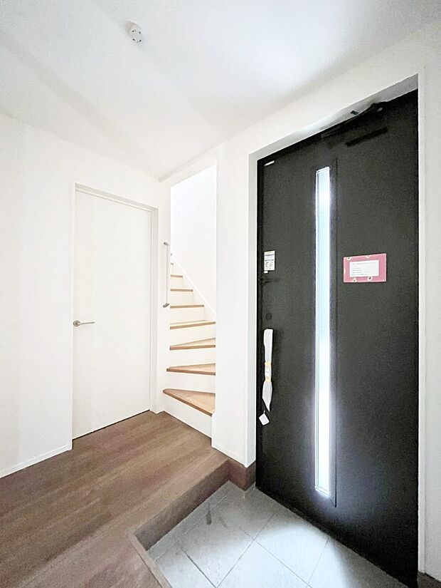 ガラススリットの入った玄関ドアが室内に光を届けてくれます