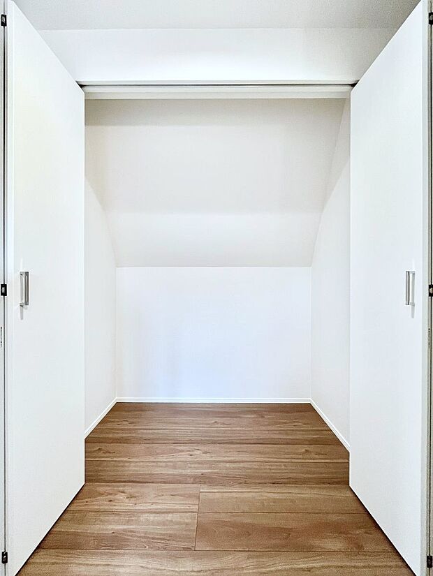 洋室のクローゼット。奥行きがあるので厚手の衣類もすっきり収まります。