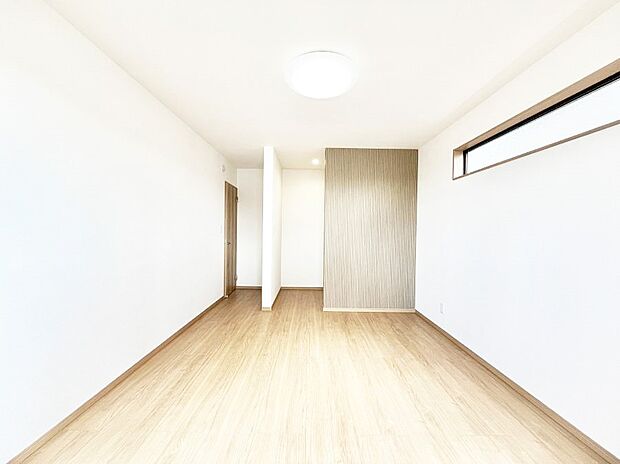 使いやすい形でベットや家具の置き方にも困ることもありません。