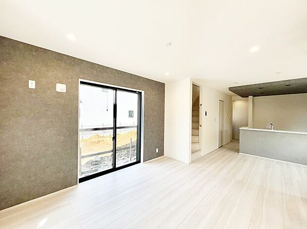 アクセントクロスがオシャレ！家族団らんの時間が充実しそうなリビングダイニング！