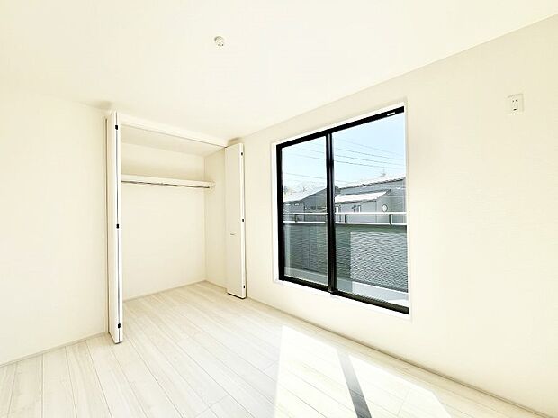 バルコニーが開放感をプラスしてくれる洋室