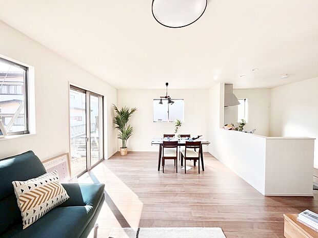 明るい陽光が注ぎ、寛ぎの雰囲気に満たされるリビング・ダイニング。