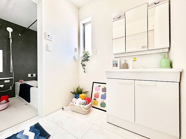 清潔感のある快適空間です。毎日の身支度も気持ち良くお使い頂けます。