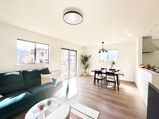 家族の笑顔が自然と生まれてくる、そんな雰囲気のダイニングに仕上がっています。