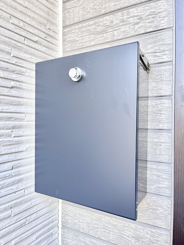 シンプルデザインのポスト。