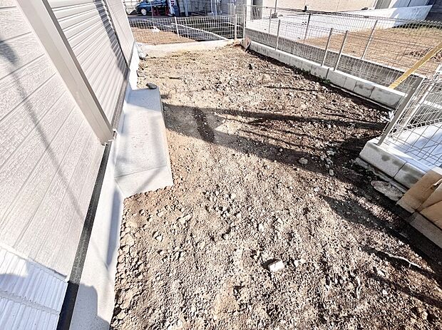 家族で楽しめる庭付きです。ガーデニングや物置を置いたり、お子様がいらっしゃるご家庭ではプールなど使い方はさまざまです。