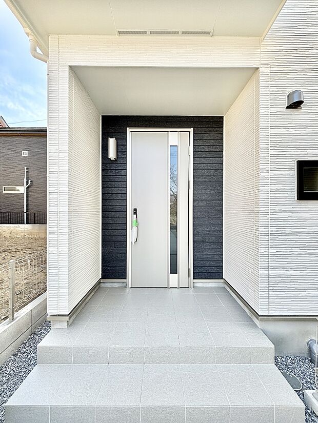 大切な家族、来客を出迎える玄関。玄関前は屋根付きで雨が降っていても濡れにくいです。