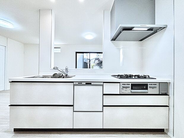 リビングを見渡せる人気のカウンターキッチン。 家族を見守りながら家事をすることができます。