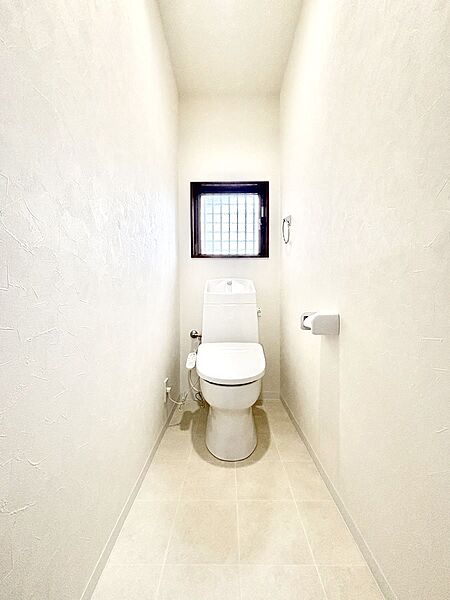 明るく清潔感のあるトイレです。