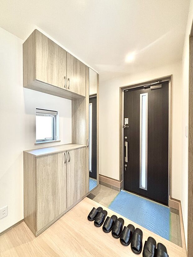 明るい玄関はお客様をお出迎えするのにぴったりです！ 