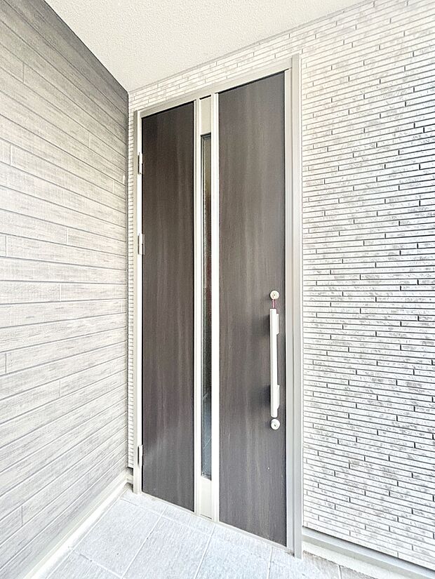 大切な家族、来客を出迎える玄関。