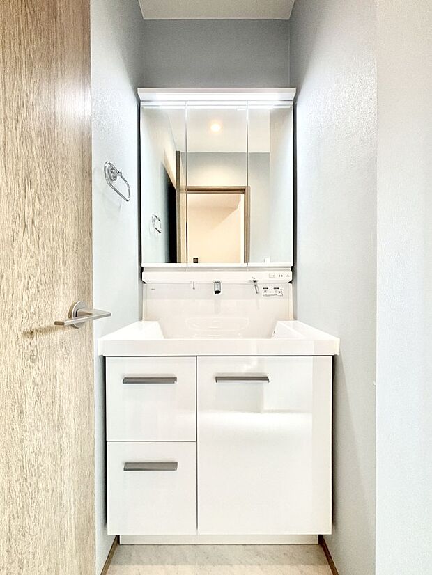 大きく見やすい三面鏡で清潔感ある洗面台は、身だしなみチェックや肌のお手入れにおすすめです。 