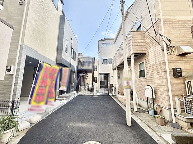 前面道路はきちんと整備されています  