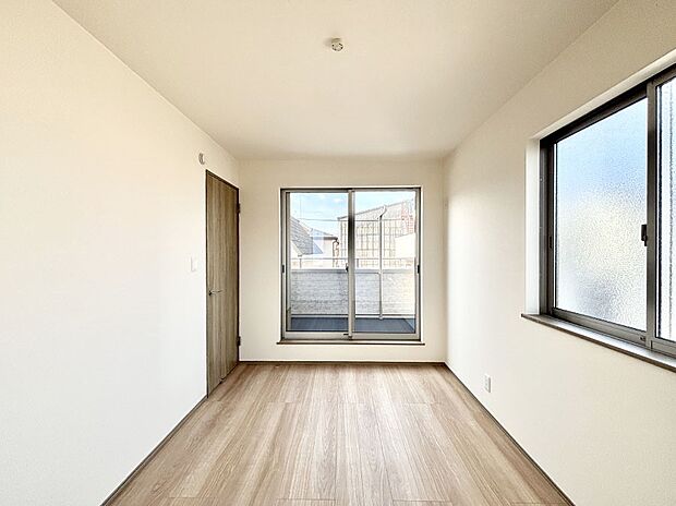 バルコニーが開放感をプラスしてくれる洋室