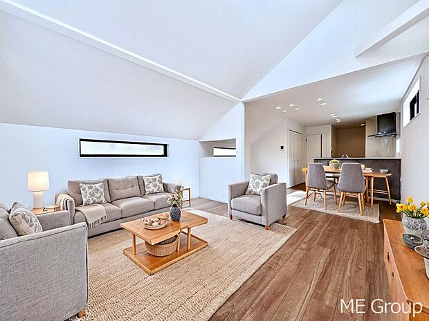 ご家族の賑やかな話し声で包まれる明るいリビング  ※家具はCGです