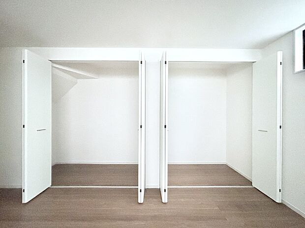 洋室のツインクローゼット。奥行きがあるので厚手の衣類もすっきり収まります。