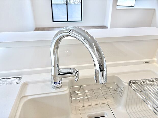 センサーに手をかざすだけで吐水／止水ができるタッチレス水栓。浄水器付き。