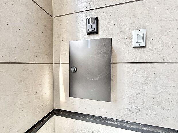 シンプルデザインのポスト。