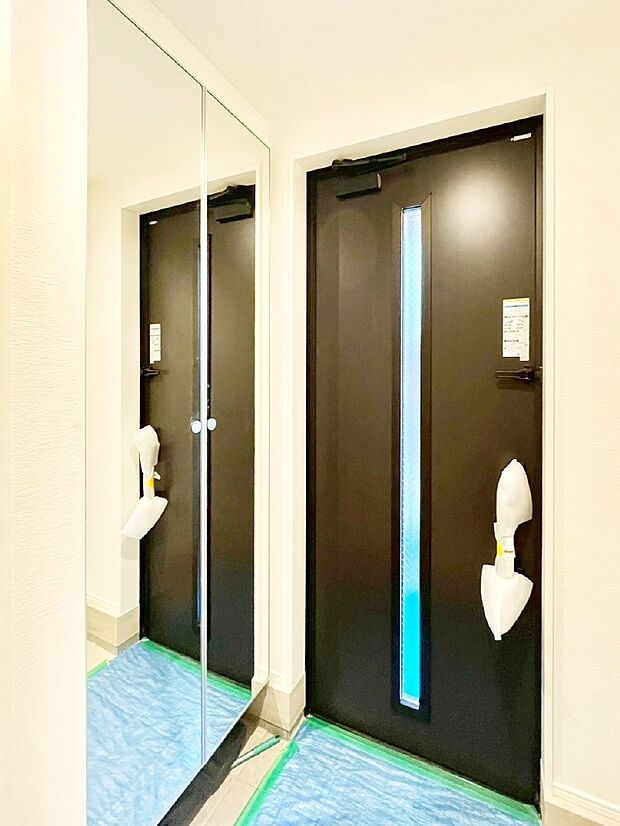 ミラー付きシューズボックスはお出かけ前の身だしなみチェックに便利