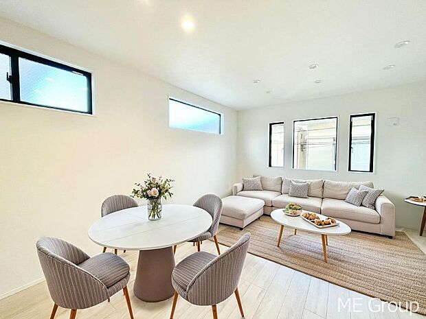 ご家族の賑やかな話し声で包まれる明るいリビング  ※家具はCGです