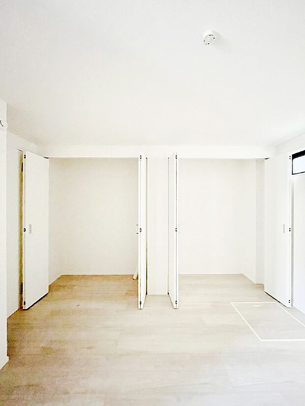 洋室のクローゼット。奥行きがあるので厚手の衣類もすっきり収まります。