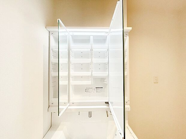 三面鏡の裏に、化粧品や衛生用品などを収納可能。洗面台をすっきりと保ちます!