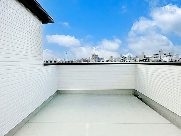 ゆったりバルコニーだから沢山お洗濯ものを干せます。