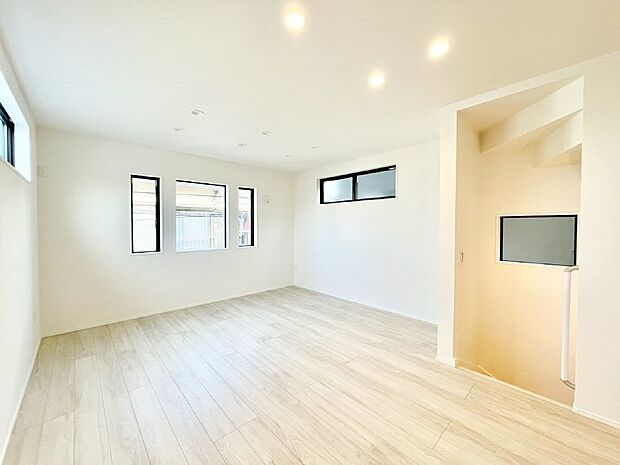 明るい陽光が注ぎ、寛ぎの雰囲気に満たされるダイニング。   