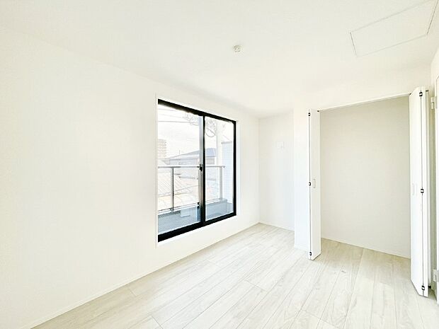 バルコニーが開放感をプラスしてくれる洋室