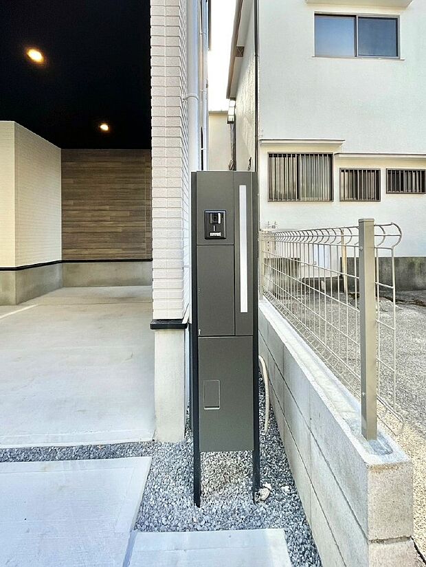 表札・インターホン・ポスト・宅配BOXをひとつに集約。エントランスになじむシンプルデザイン。