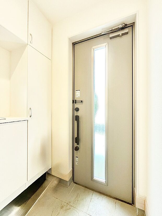 明るい玄関はお客様をお出迎えするのにぴったりです!