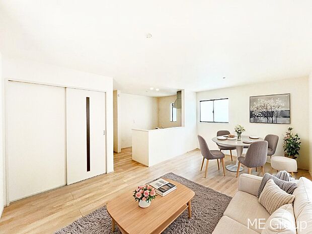 家族の和やかな会話が聞こえてきそう。開放感のあるリビングです。※家具はCGです  