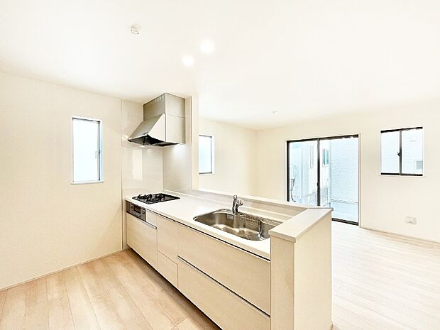 リビングで遊ぶお子様を見守りながらお料理ができる対面キッチン。  