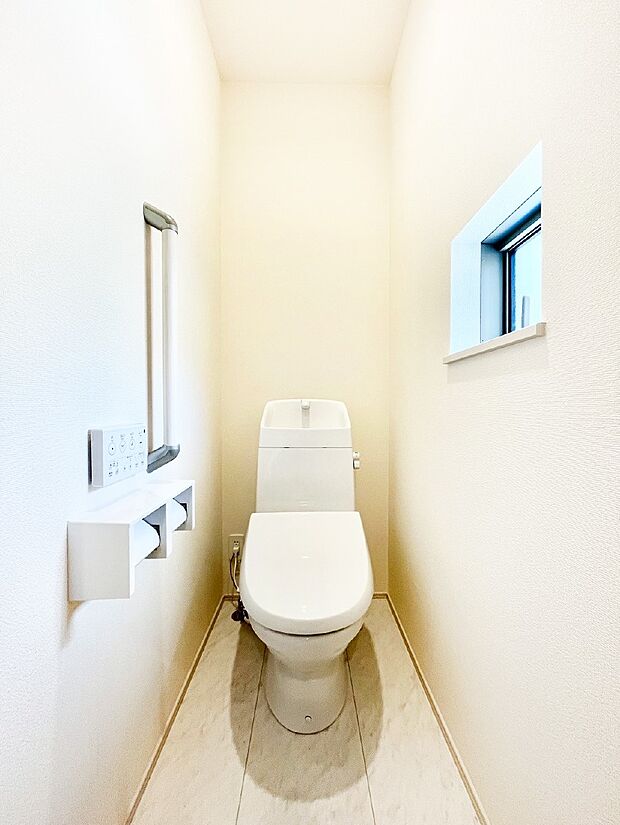 明るく清潔感のあるトイレです。