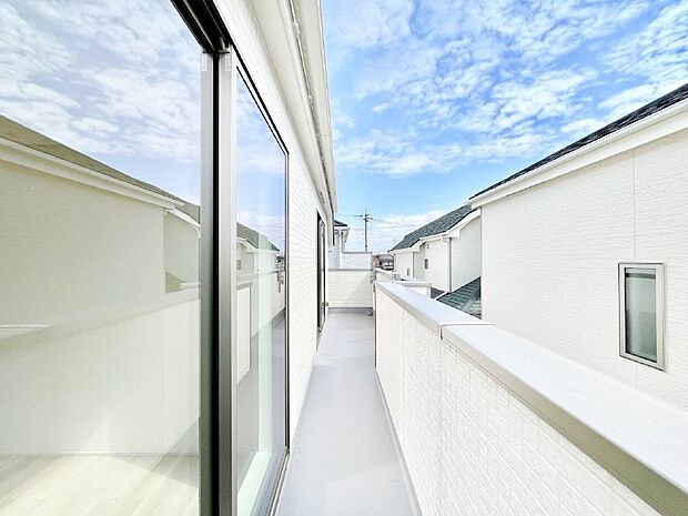 ゆったりバルコニーだから沢山お洗濯ものを干せます。