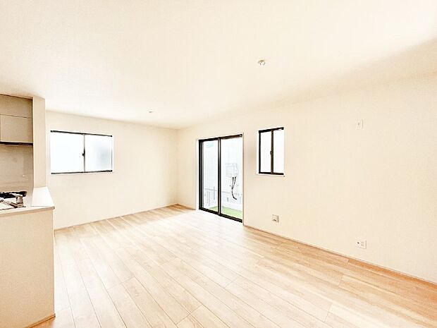 明るい陽光が注ぎ、寛ぎの雰囲気に満たされるダイニング。   