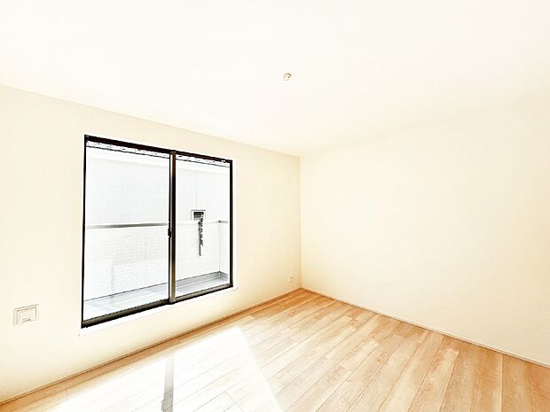 バルコニーが開放感をプラスしてくれる洋室