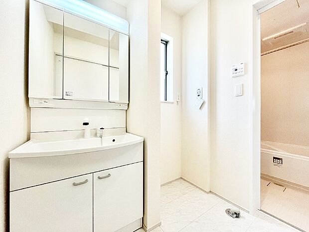 身支度もスムーズにおこなえる脱衣場。