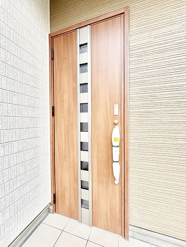 玄関前は雨が降っても濡れにくい屋根付き