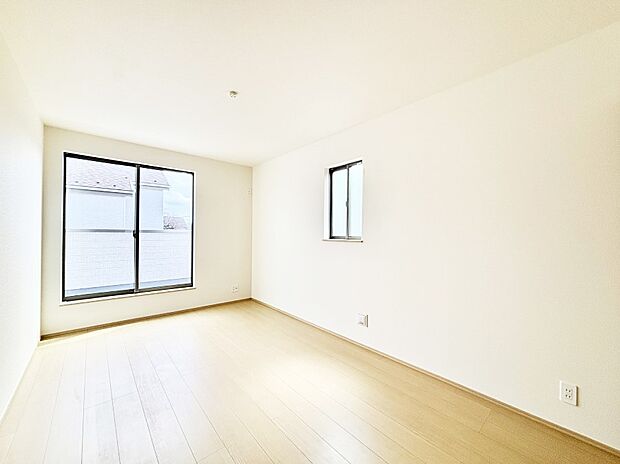 バルコニーが開放感をプラスしてくれる洋室