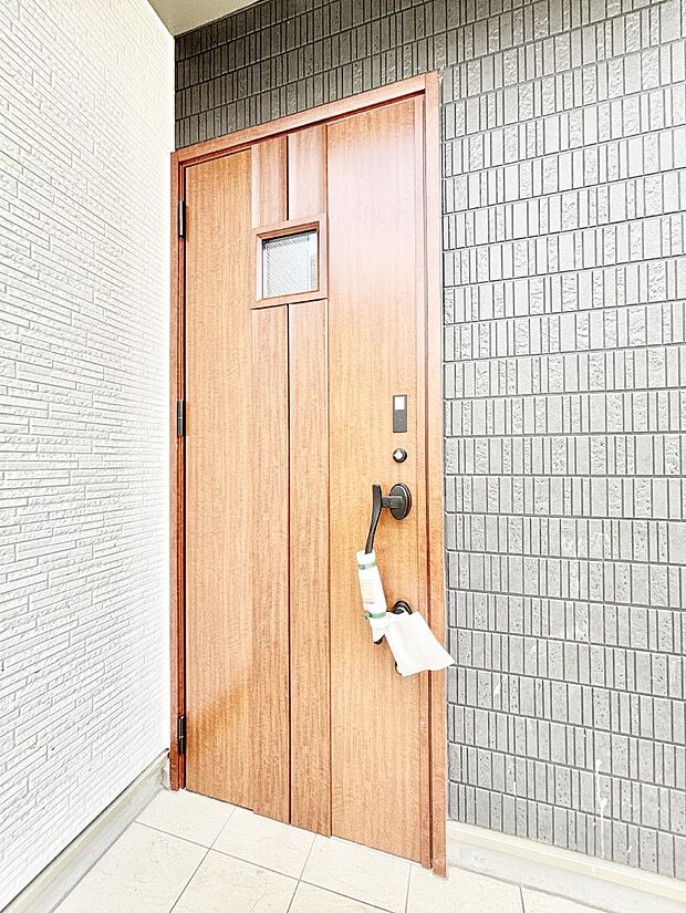 玄関前は雨が降っても濡れにくい屋根付き