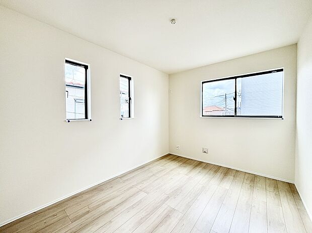 窓からのやさしい光が心地よいプライベートルーム