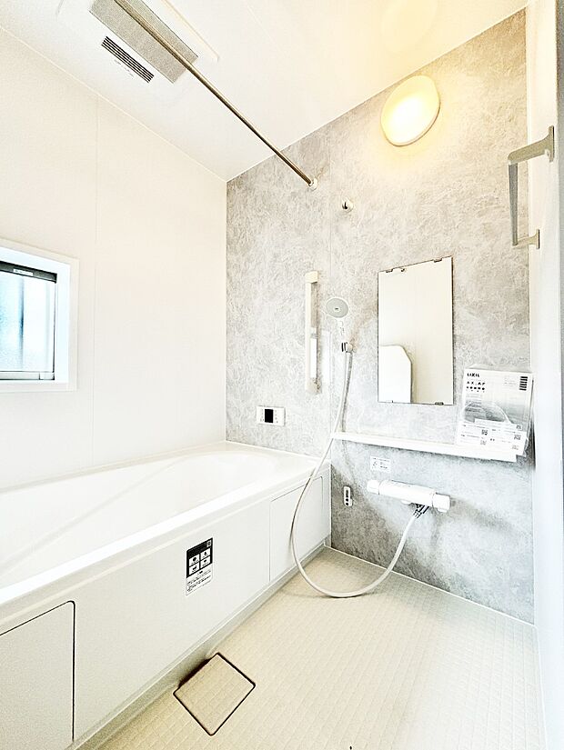 一日の疲れを癒してくれる明るい清潔感のあるバスルーム